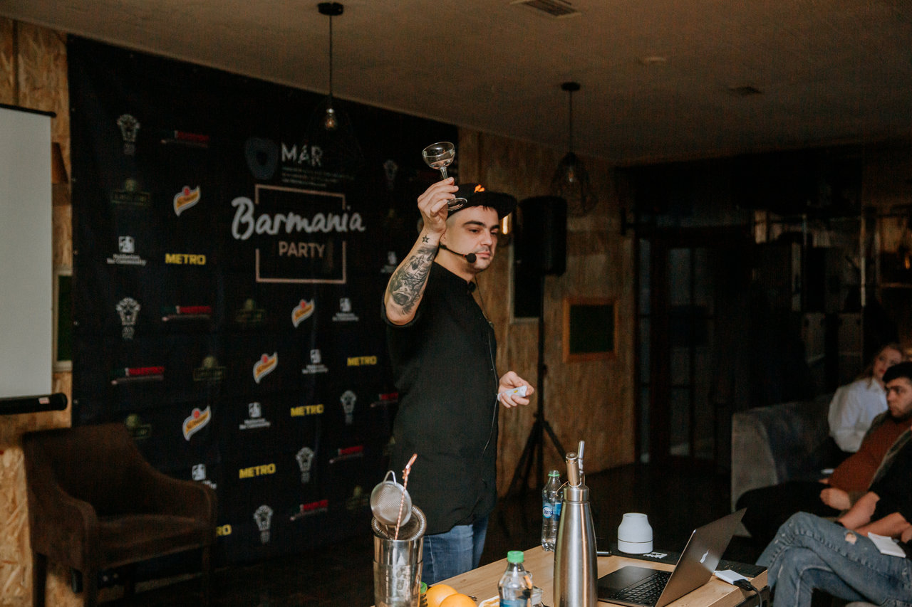 (video) Cocktail Masterclass „BARMANIA” continuă. Barmanii din țară sunt invitați să participe gratuit la training