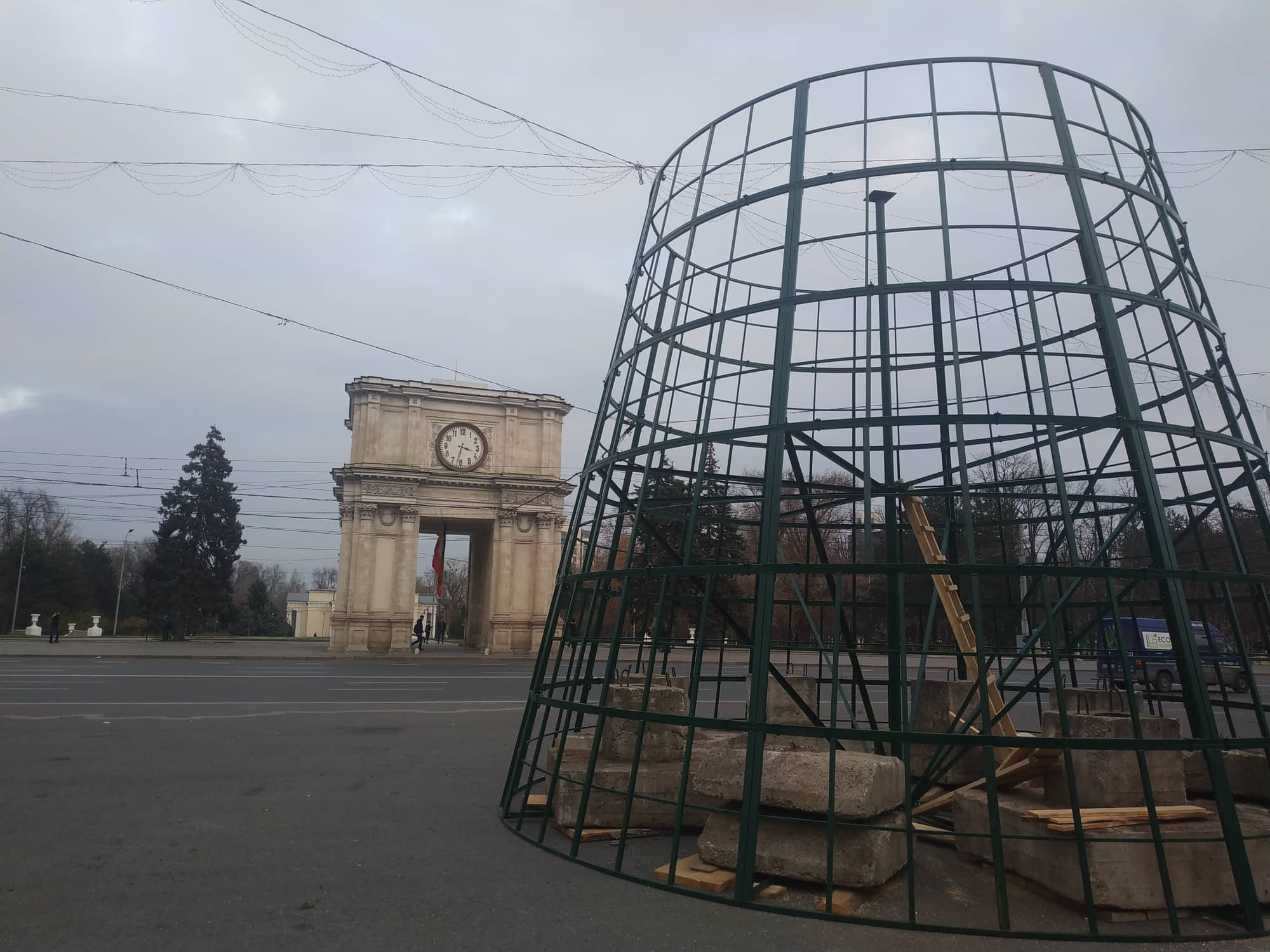 (foto) Să fie sărbătoare. Cum decurg lucrările de instalare a pomului de Crăciun din Piața Marii Adunări Naționale