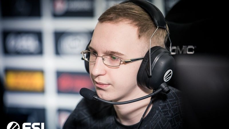 (foto) Un tânăr moldovean de 18 ani face parte din una dintre cele mai bune echipe Dota 2 la nivel mondial