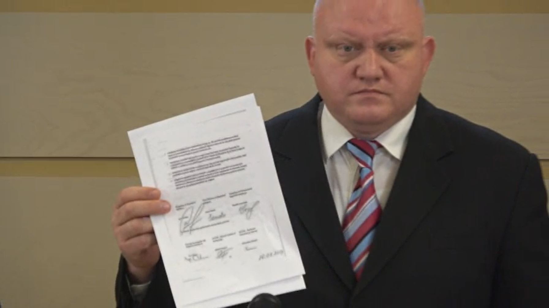 (video) Deputatul socialist Vasile Bolea a rupt acordul PSRM-ACUM la tribuna de presă a Parlamentului