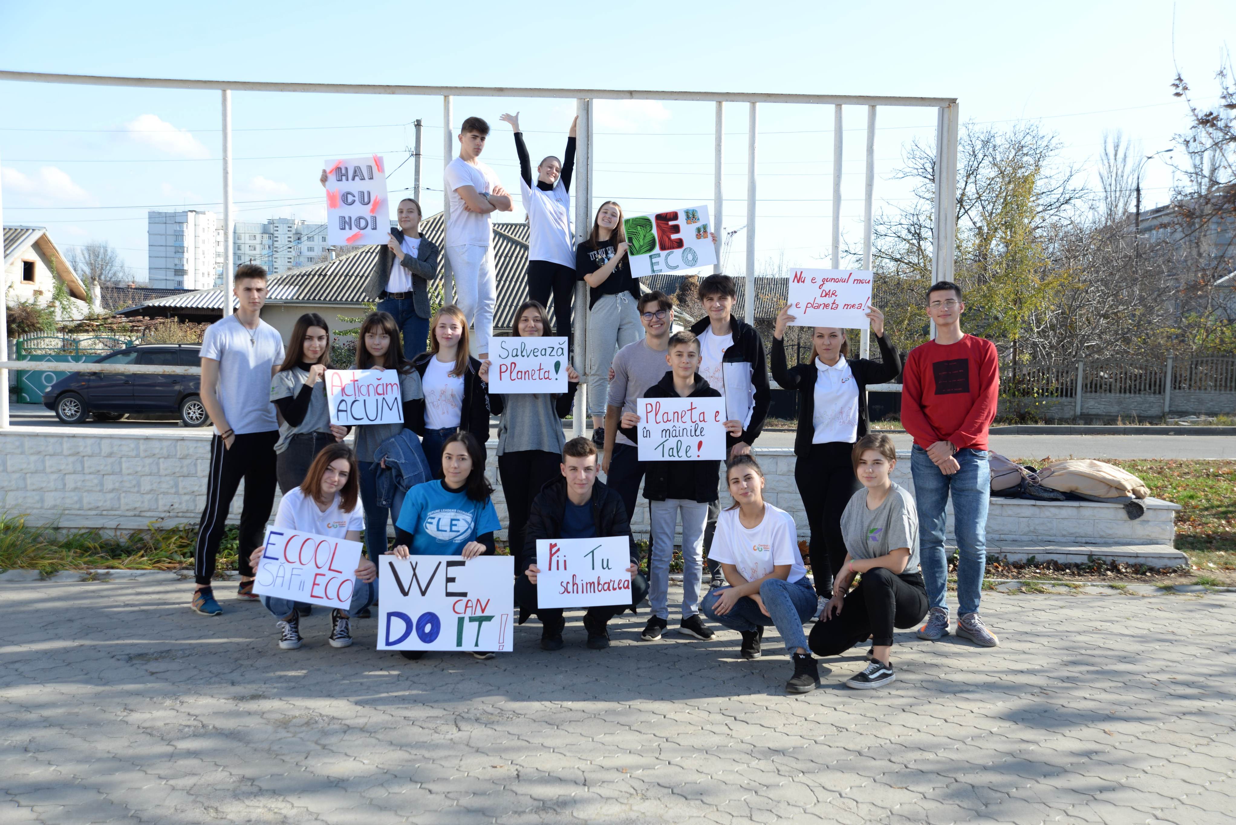 (foto, video) Un grup de tineri din Strășeni a salubrizat câteva străzi din oraș în cadrul Maratonului Curățeniei