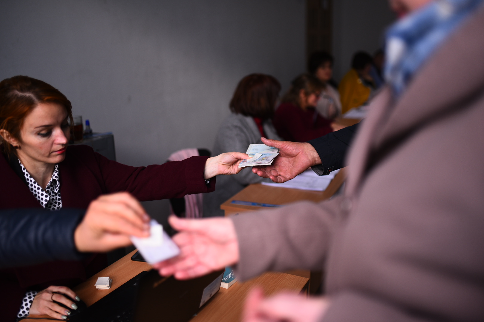 (foto) Turul II este în toi. Cum se desfășoară alegerile la o secție de votare din suburbia Durlești