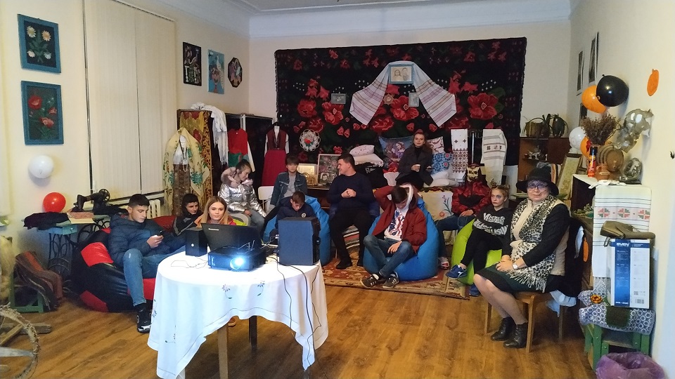 (foto, video) Costume înfricoșătoare versus boicot. Cum au petrecut tinerii din Leova cea mai strașnică noapte a anului