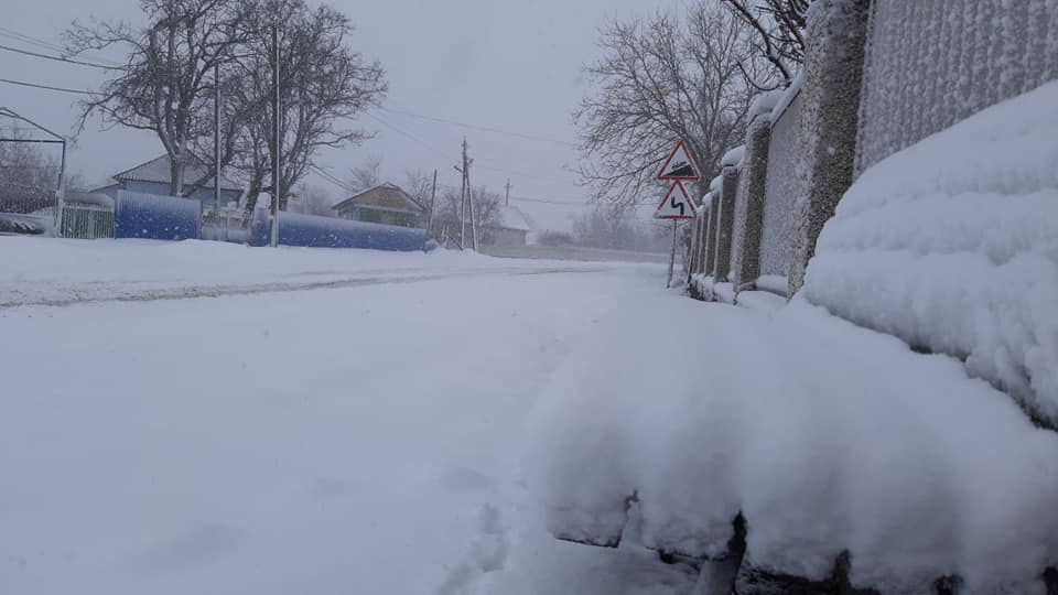 Peste 135 de tone de material antiderapant și sute de angajați antrenați la deszăpezirea drumurilor. Care este situația la ora actuală în Chișinău
