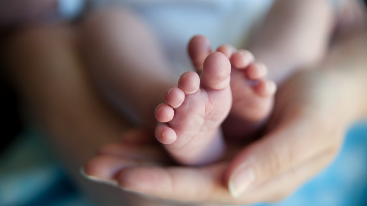 Începând cu 1 ianuarie 2020, indemnizaţia unică la naşterea copilului se va majora cu 388 de lei