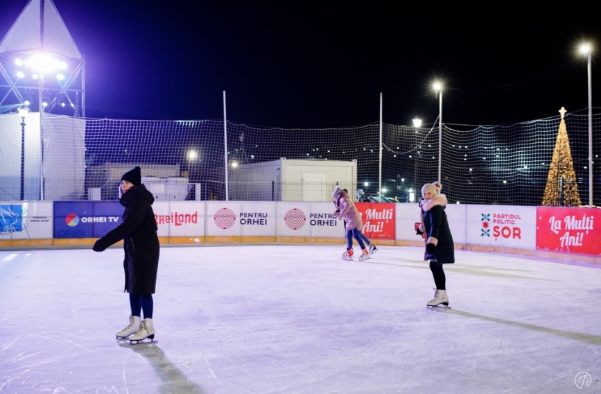 (foto) La Orheiland s-a redeschis cel mai mare patinoar din țară. Intrarea este gratuită