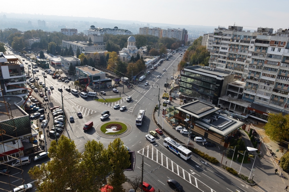 Soluții pentru fluidizarea traficului rutier în sectorul Râșcani al capitalei. Sensul giratoriu va fi înlocuit cu un semafor inteligent