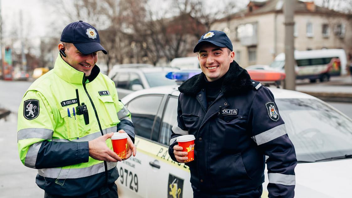 (foto) O rețea de fast-food din Moldova va servi cu ceai cald și cafea polițiștii din teren la Chișinău, Bălți și Ungheni