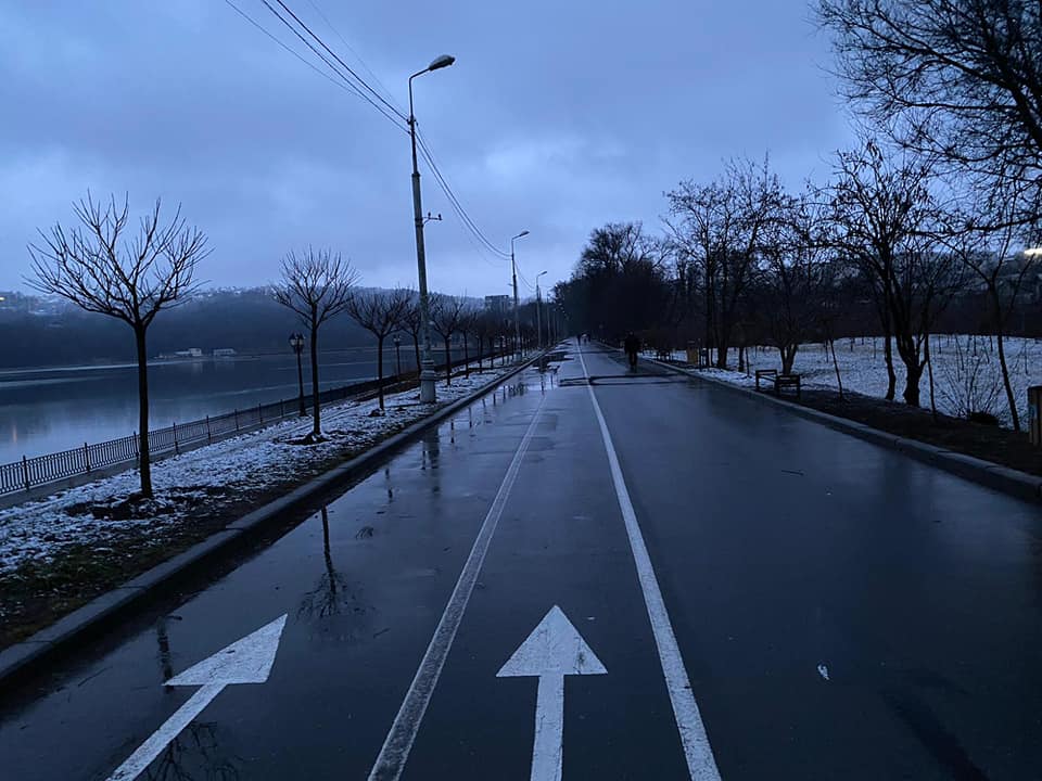 Fără a fi luată prin suprindere, pe străzile Capitalei se intervine în forță la curățarea zăpezii