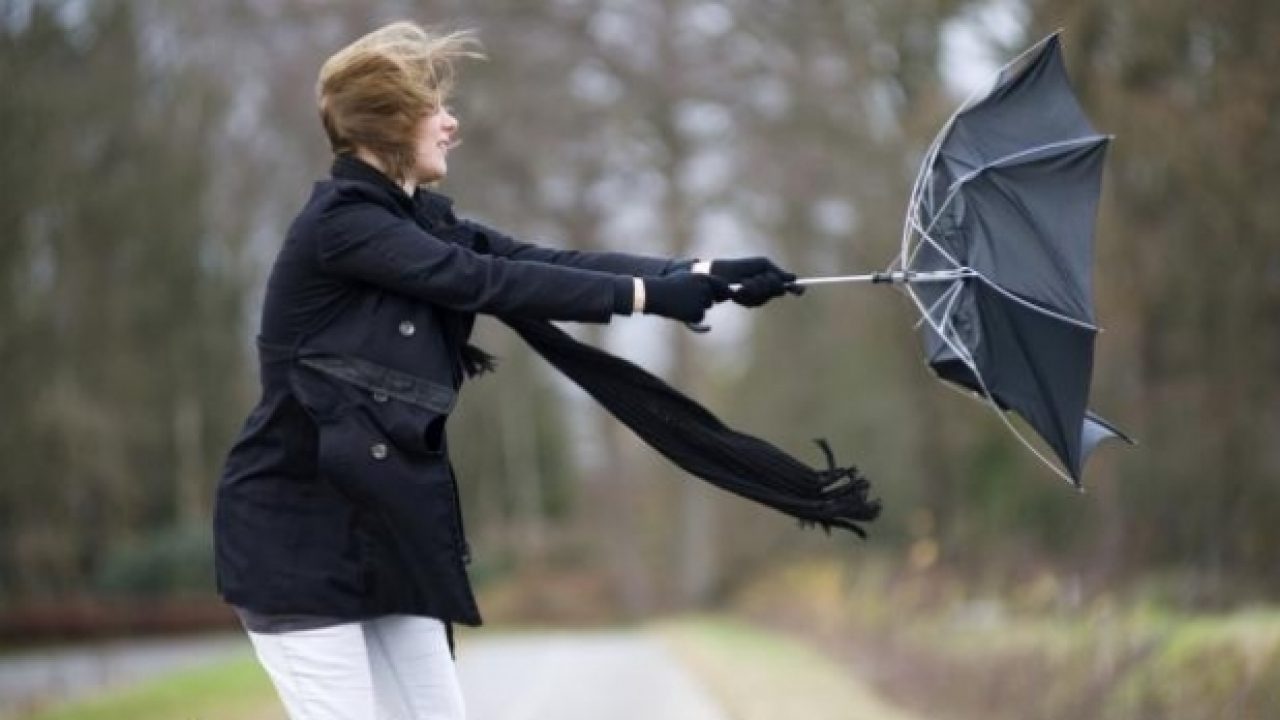 Meteorologii ne avertizează! În noaptea dintre ani vom avea cod galben de vânt