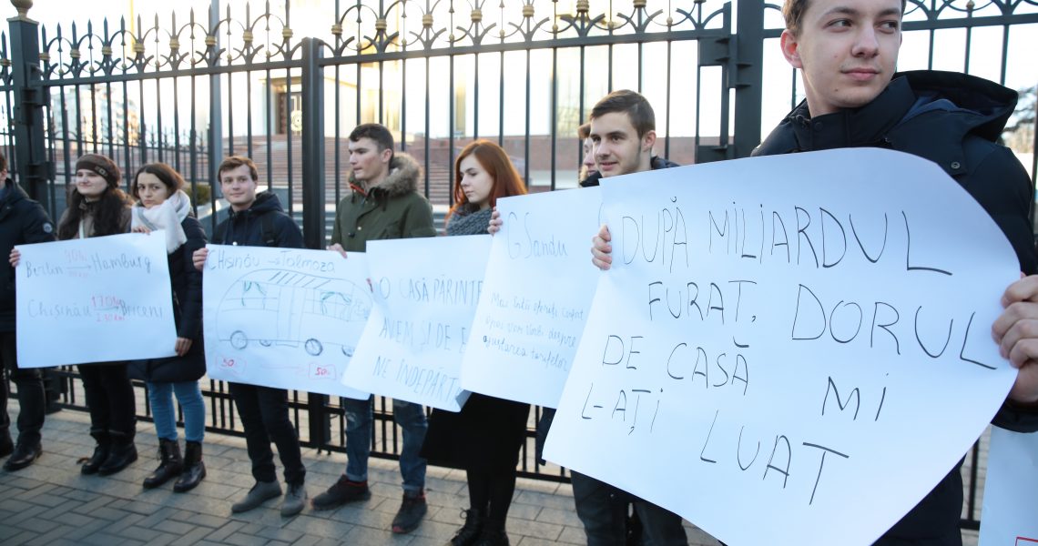 „Nu scumpiți taxa dorului de casă.” Mai mulți tineri au lansat o petiție către Igor Dodon