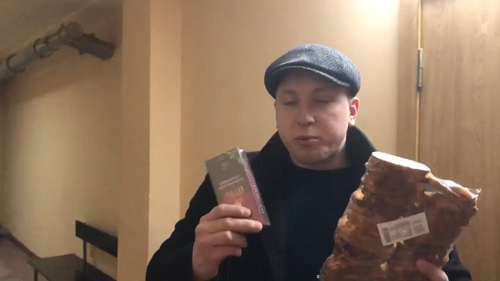 (video) Activistul Pavel Grigorciuc i-a adus pesmeți și ceai lui Viorel Morari. „Mulțumesc, mă voi descurca și singur.”