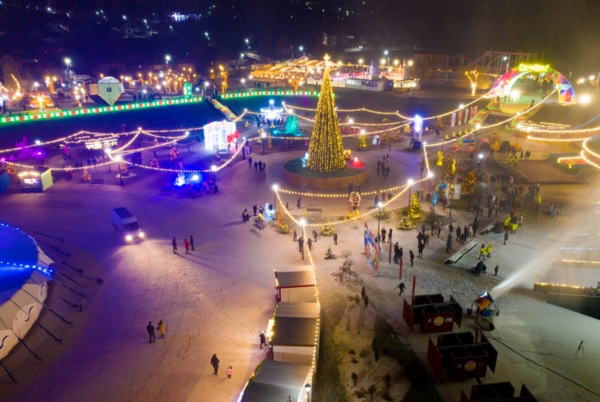 (foto) La OrheiLand ninge. Șor le-a făcut cadou orheienilor zăpadă