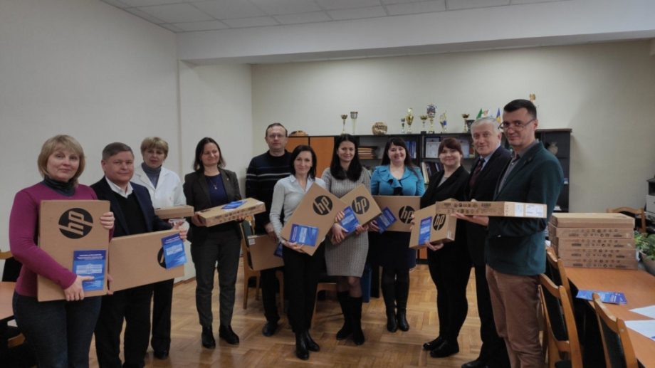 Profesorii de la Facultatea Tehnologia Alimentelor a UTM au primit laptopuri pentru muncă și dedicație de la rector