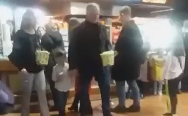 (video) Dodon, surprins la film în seara Oscarurilor. A vizionat o comedie despre spioni