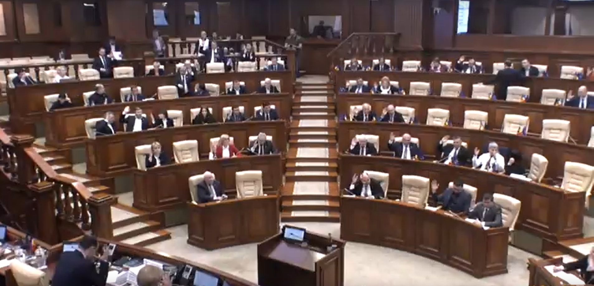 „Avem voturi? Nu. Anunță pauză.” PDM și PSRM au adoptat o lege cu 46 de voturi, în loc de 51