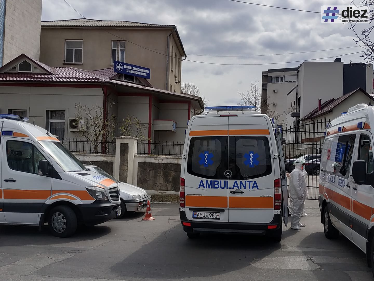 (foto) Opt ambulanțe stau blocate în preajma Spitalului „Sfântul Arhanghel Mihail”. Nu li se permite să intre cu pacienții suspecți de COVID-19