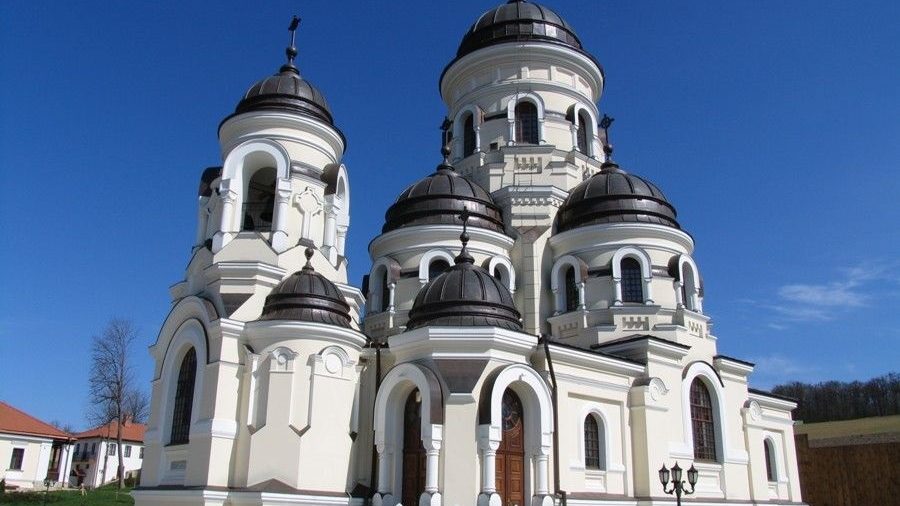 Biserica-Ortodoxa-din-Moldova-900×506