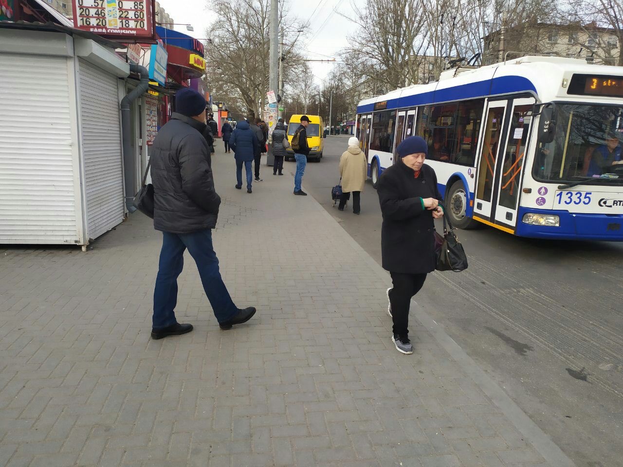 (foto) La stațiile de așteptare din Chișinău, câte doi reprezentanți ai poliției gestionează fluxul de pasageri din troleibuze