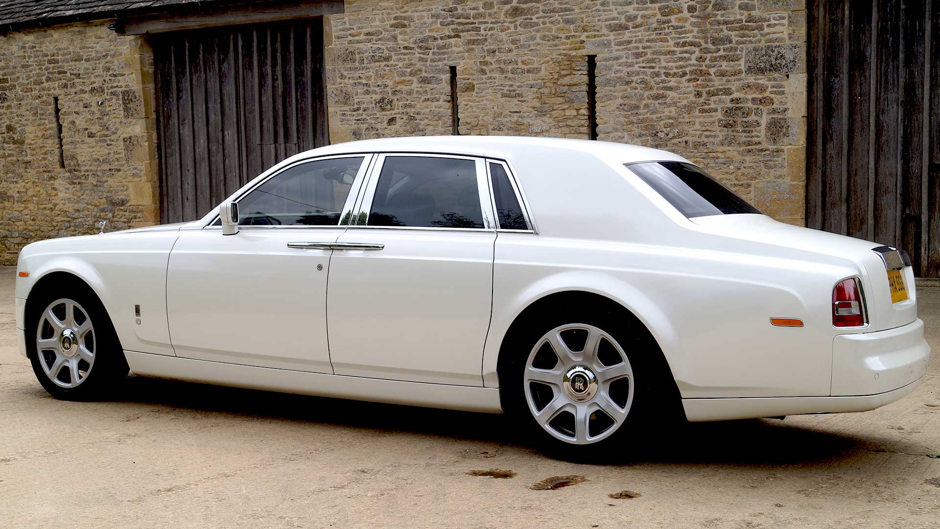 Rolls-Royce-Phantom-Key-Features-Exterior-View-White