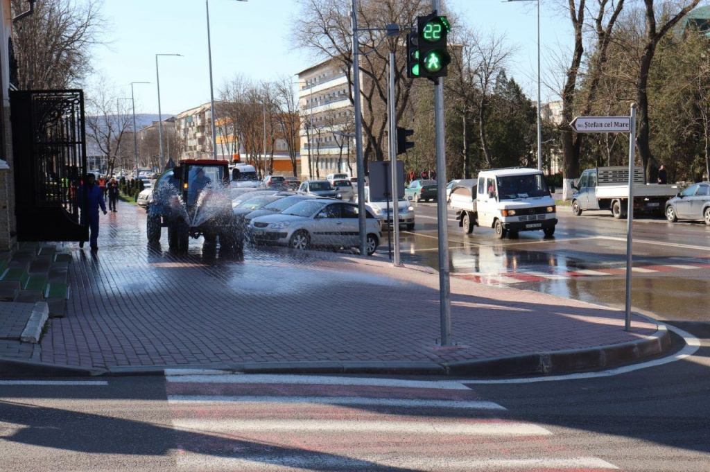 (foto) Mobilizare fără precedent la Orhei! Străzile orașului, spațiile publice și transportul public – tratate cu dezinfectanți împotriva coronavirusului