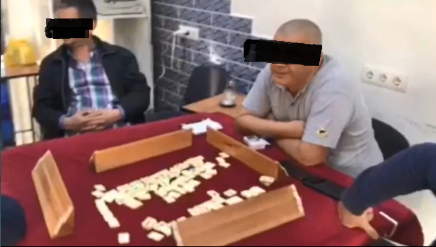 Un proprietar de cafenea își chema clienții fideli la o partidă de cărți și mâncare tradițională turcească