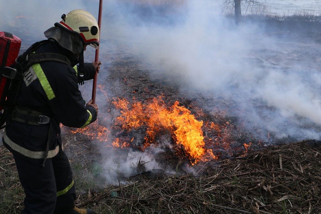 (foto) În ultimele 24 de ore, 219 hectare de teren de vegetație uscată din toată țară au fost nimicite de flăcări