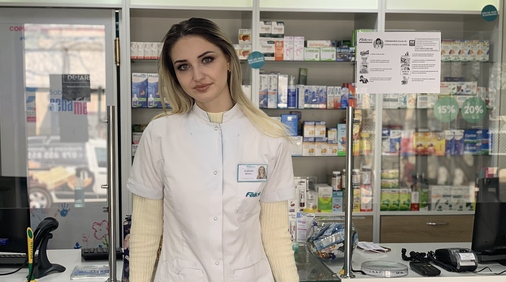 (foto) „Măști și mănuși aveți?” Cum decurge o zi din viața tinerei farmaciste Diana Șchiopu pe timp de pandemie