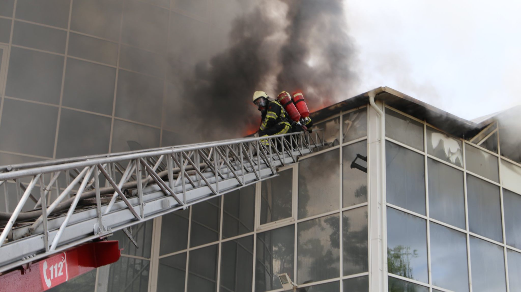 Pompierii lansează două versiuni ale izbucnirii incendiului de la Moldexpo. Care sunt acestea