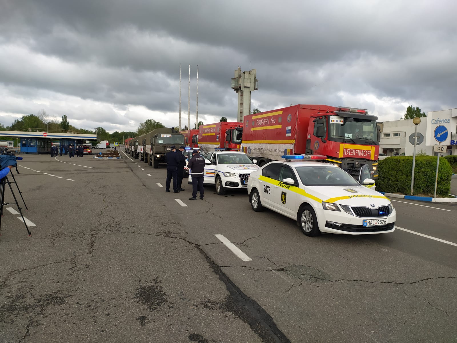 (foto) Cele 20 de camioane cu echipamente sanitare transmise de România au fost autorizate să treacă frontiera