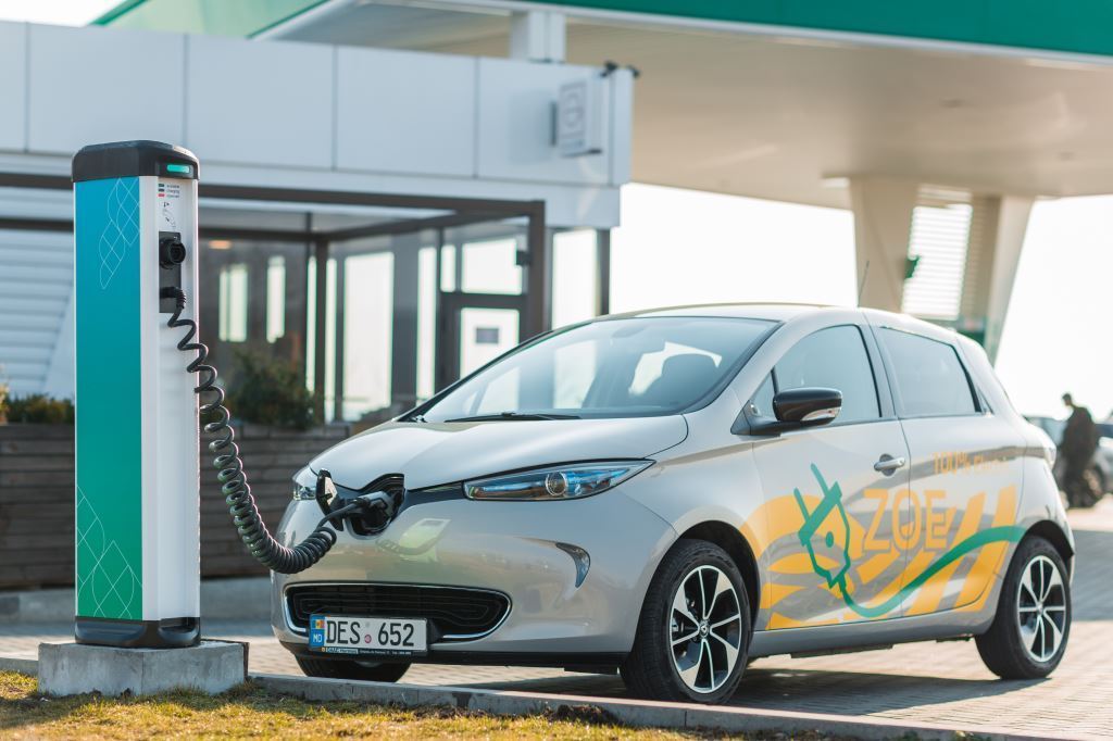 Șoferii își pot încărca gratuit, până pe 15 mai, automobilele electrice la una dintre cele 22 de stații de alimentare instalate în toată țara