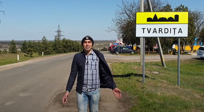 (video) Un tânăr din Moldova a lansat un vlog despre orașul său, Tvardița. Fiecare episod e un tur al unei străzi