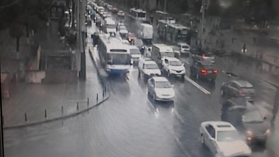 Accident rutier în centrul Chișinăului. Evitați intersecția străzilor bulevardul Ștefan cel Mare cu Ismail