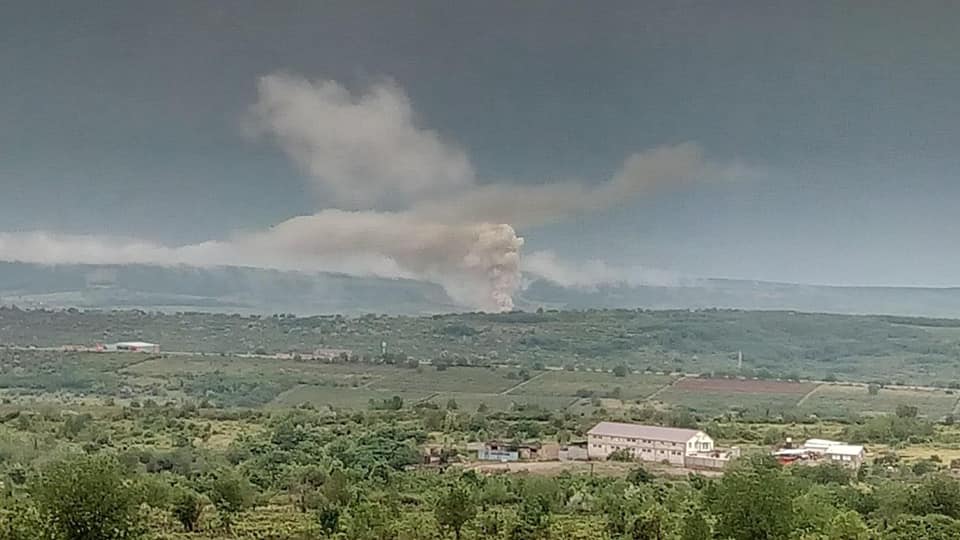 (foto, video) UPDATE. Incendiu la o fabrică de vinuri din raionul Ialoveni. Cinci echipaje de salvatori se află la fața locului