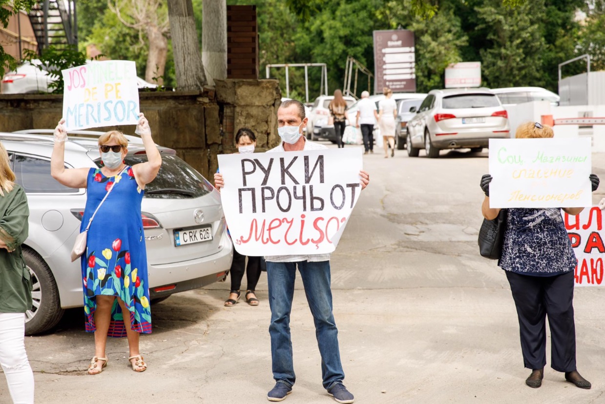 Locuitori din mai multe raioane ale Moldovei protestează împotriva închiderii magazinelor sociale deschise de ȘOR