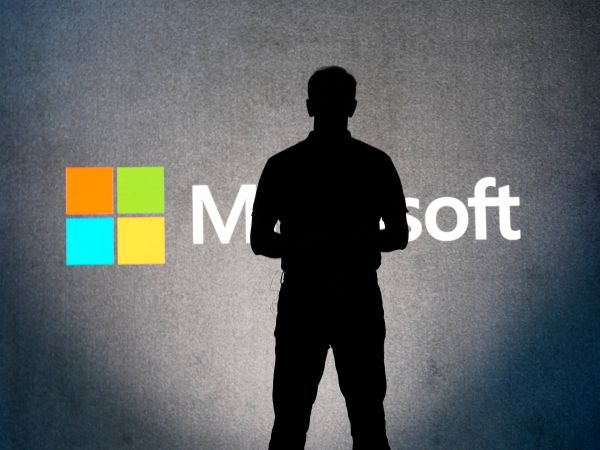 Microsoft și Zoom întrerup furnizarea de informații despre utilizatorii din Hong Kong