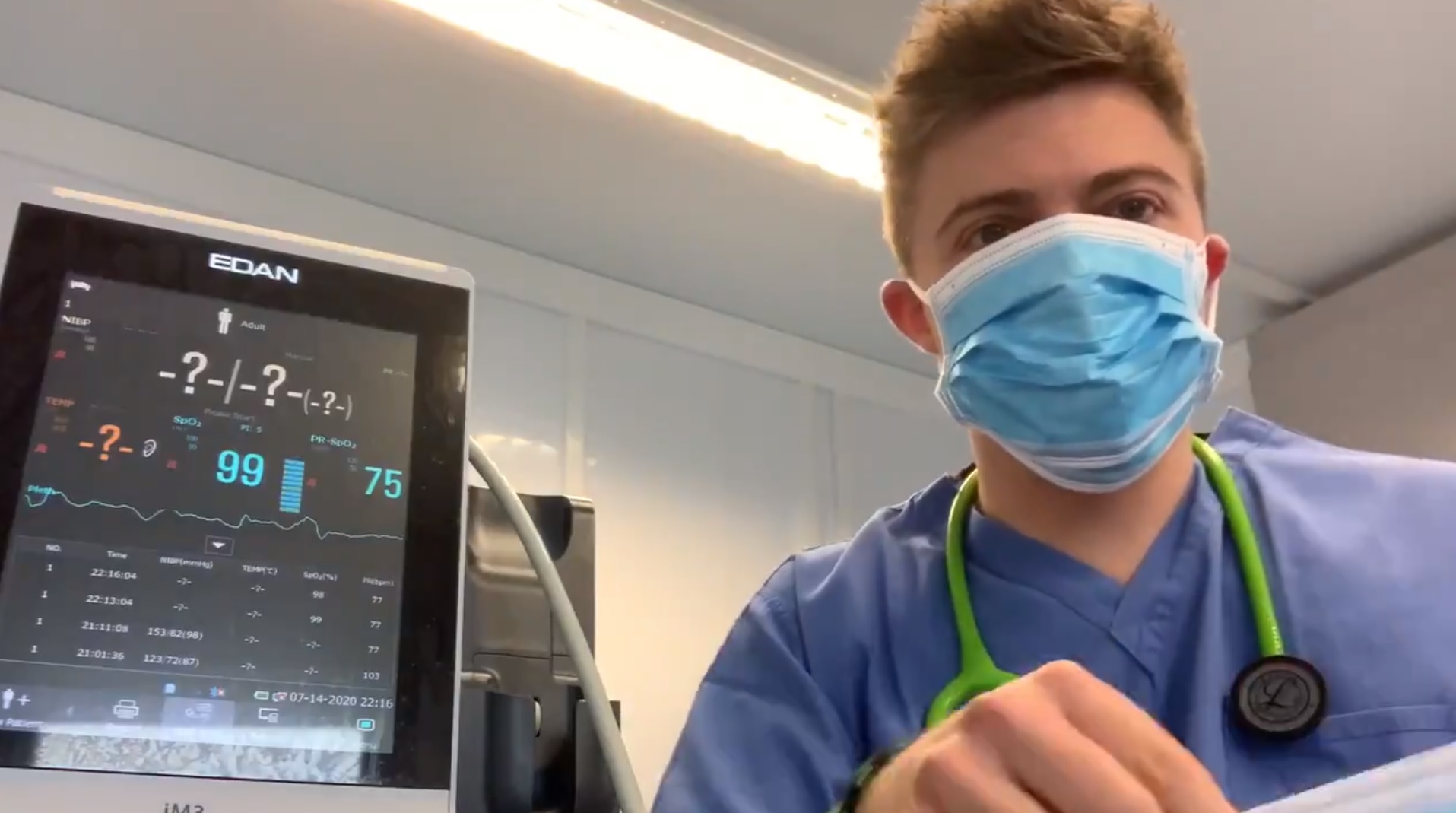 (video) Experiment util. Un medic a demonstrat că măștile de protecție nu reduc nivelul de oxigen din sânge