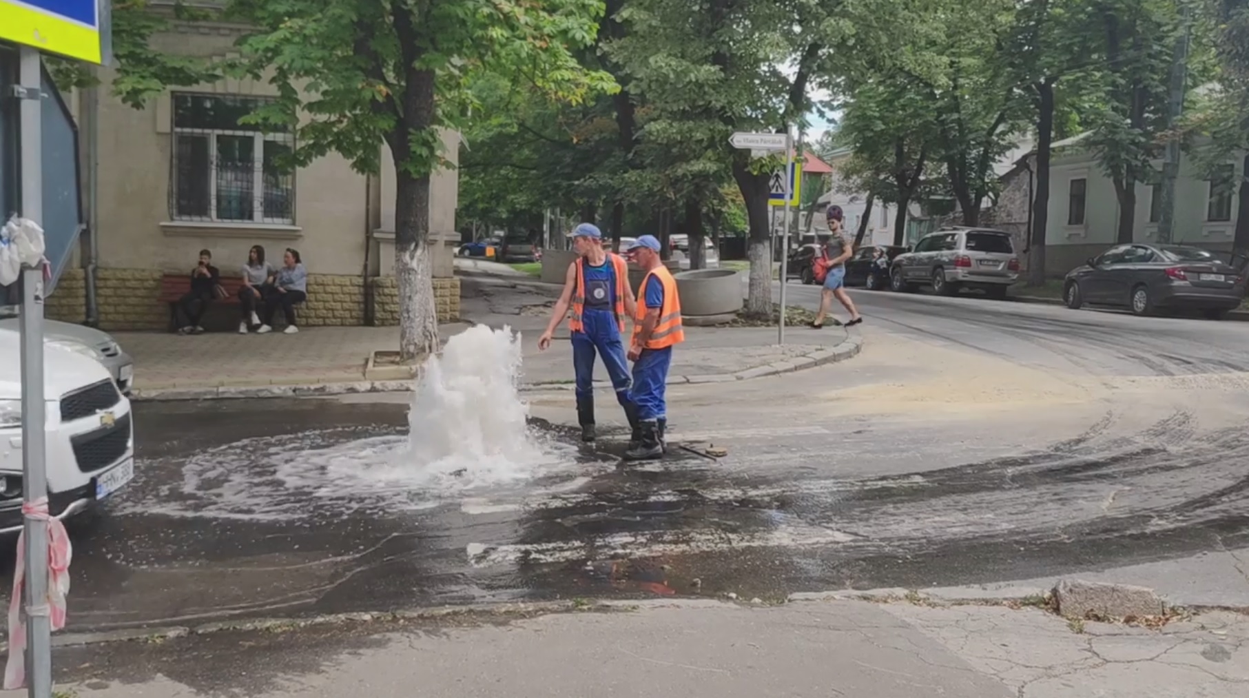 Домохозяйка прорвало трубу