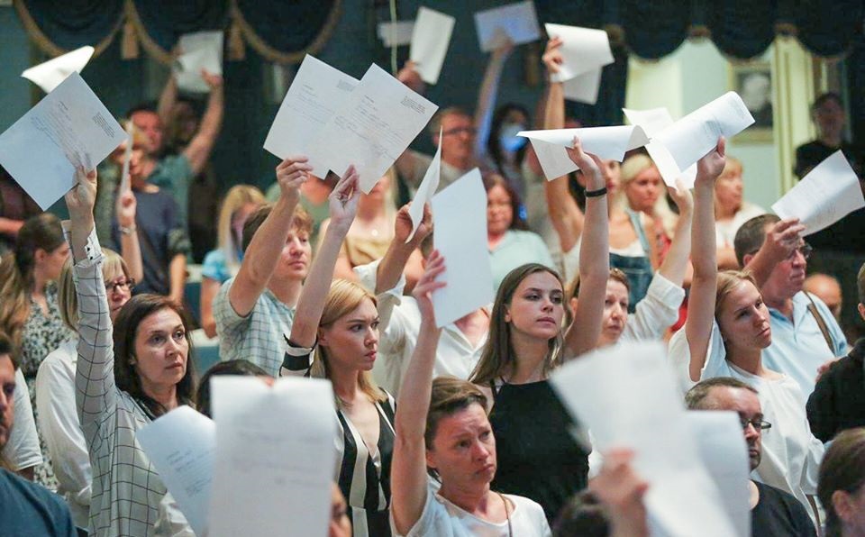 (foto) Toți angajații unui teatru din Belarus și-au dat demisia în semn de solidaritate după ce directorul teatrului a fost demis de regimul de la Minsk