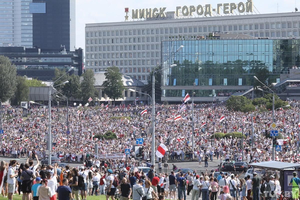 (video) Peste 200 000 de oameni s-au adunat în centrul Minskului pentru a protesta pașnic împotriva lui Lukașenko