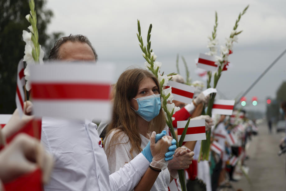 (foto) Lanț uman de 34 de kilometri din Vilnius până la granița cu Belarus pentru a susține protestatarii din această țară