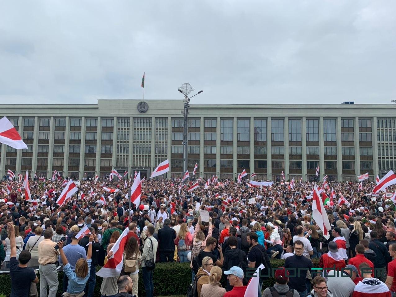 (foto, video) Protestele în Belarus continuă. Zeci de mii de oameni au ieșit în stradă