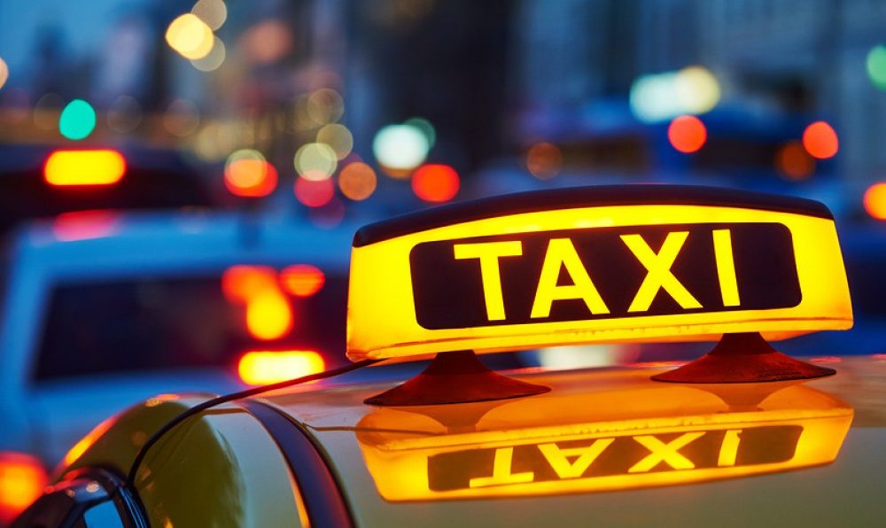 yellow-taxi-sign-on-cab-car-at-139827239-8d9-1000×596