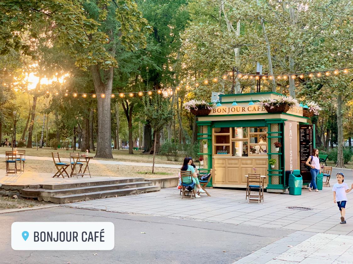 (foto) În parcul Catedralei a apărut o cafenea care îți aduce o bucățică de Paris în centrul Chișinăului