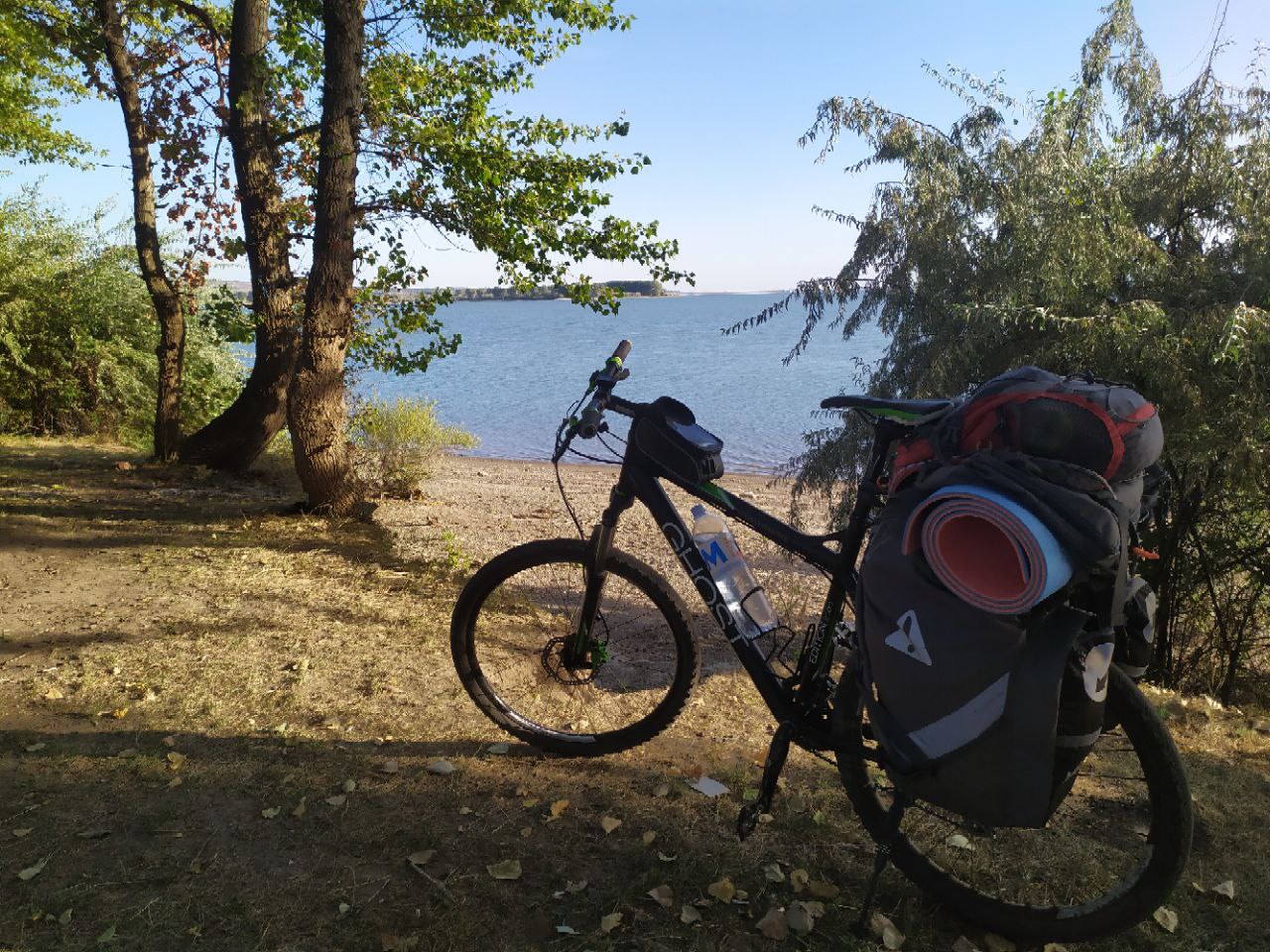 (foto) Doi tineri au parcurs Moldova de la nord la sud și de la vest la est pe biciclete și au strâns peste 3 000 de dolari pentru o cauză socială