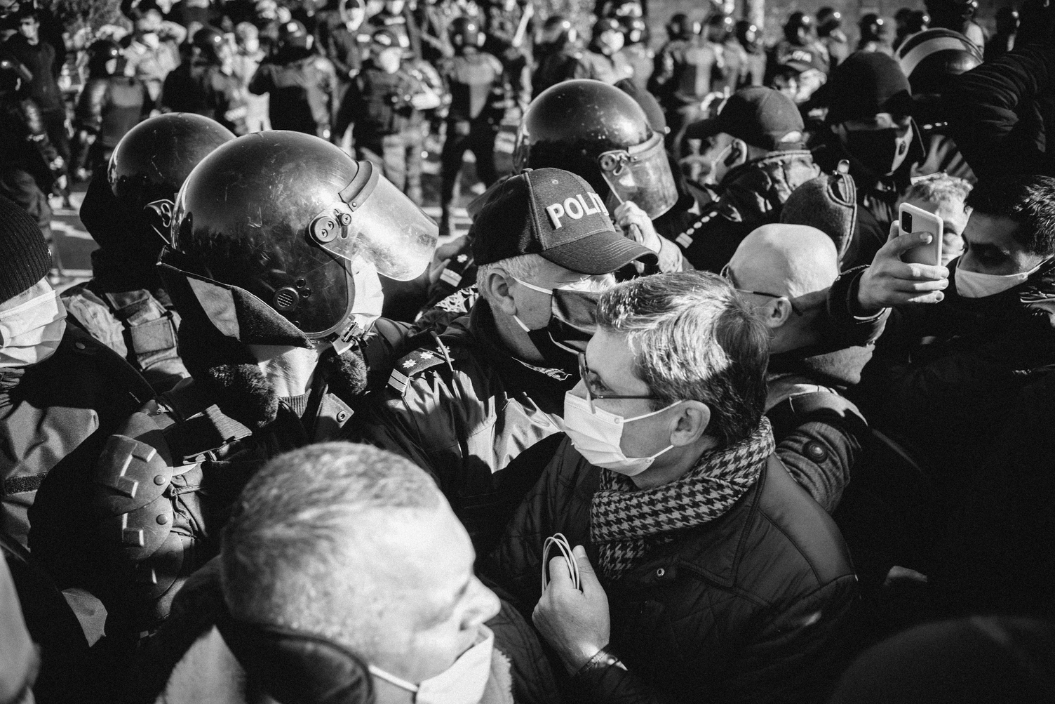 (foto) Îmbrânceli și proteste. Situația de la Varnița în 30 de fotografii alb-negru, realizate de Victor Buzu