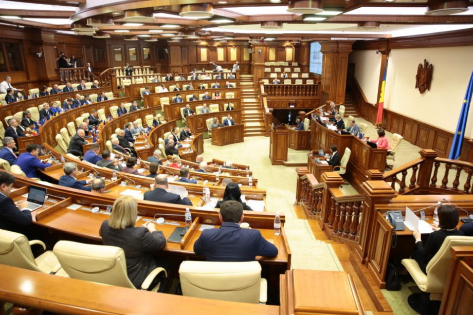 parlament-920×613