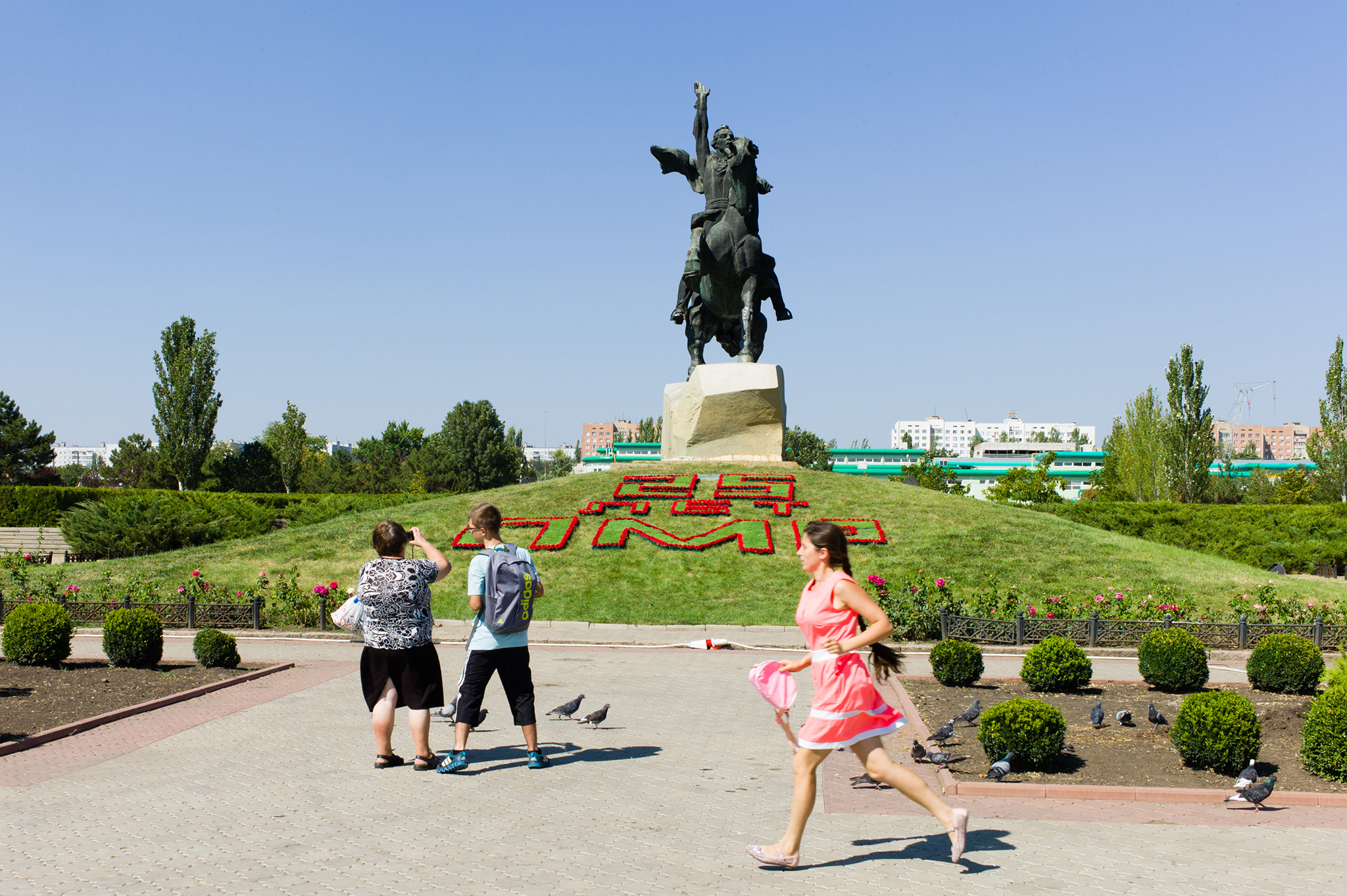 statue-tiraspol-transnistria-moldova