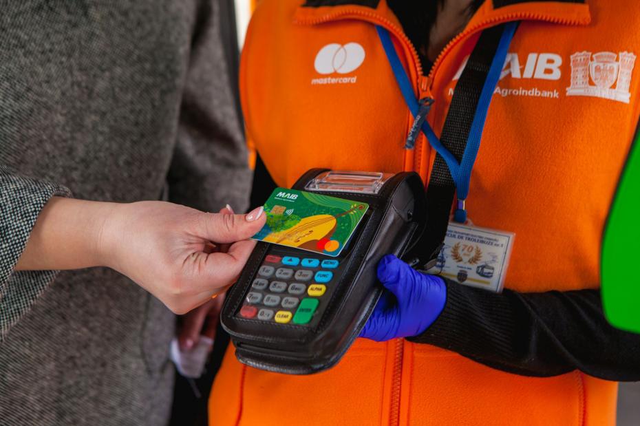 Primăria Chișinău, Mastercard și Moldova Agroindbank au lansat plata fără numerar pentru călătoria în transportul public din capitală