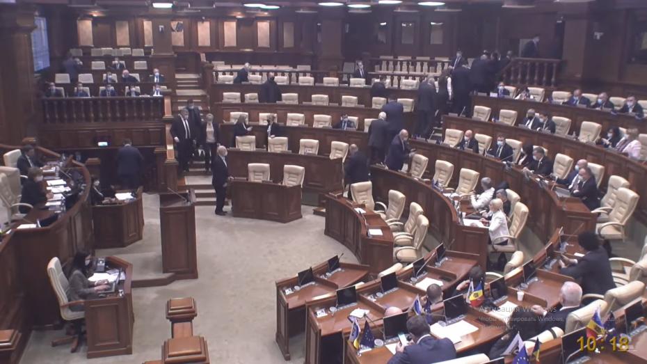 Deputații din PSRM și Partidul „ȘOR” părăsesc sala parlamentului. „Nu dorim să participăm la acest show”